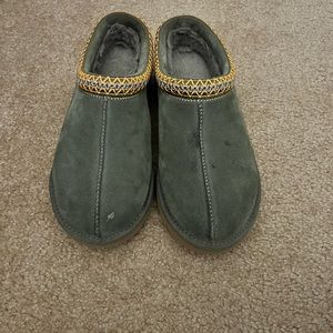 Ugg Tasman Slipper - size 10 - burnt olive